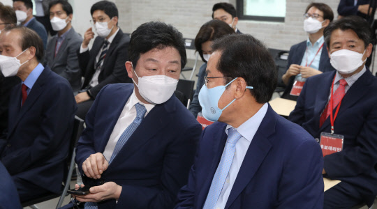 지난 8월25일 국민의힘 제20대 대선 예비주자인 유승민 전 의원과 홍준표 의원이 서울 여의도 중앙당사에서 열린 국민 약속 비전 발표회에서 대화하고 있다.연합뉴스